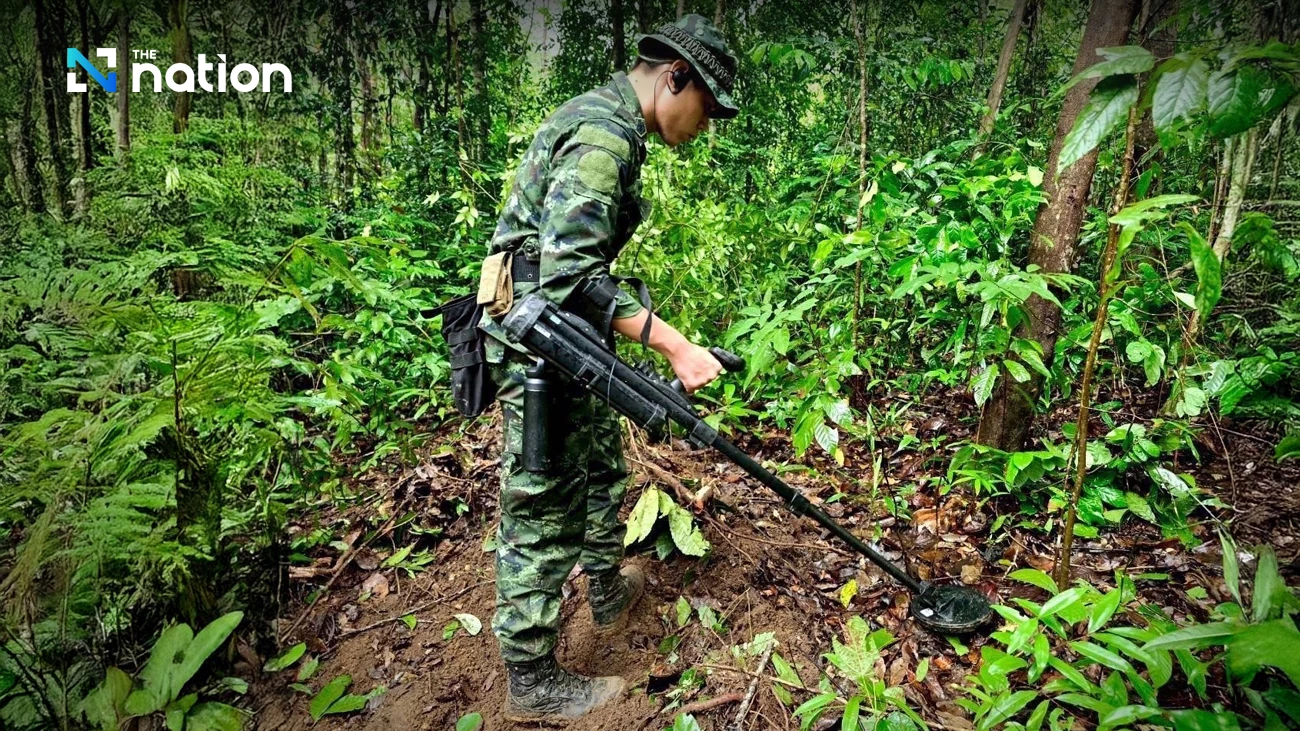 Militer Thailand Kirim Korps Zeni dan Traktor Bersihkan Ranjau Darat di Dekat Kamboja